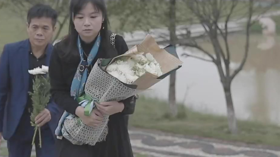 【操场埋尸案邓世平已安葬 家属:原谅他们是爸爸的事情】操场埋尸案尘埃落定之后,死者邓世平的