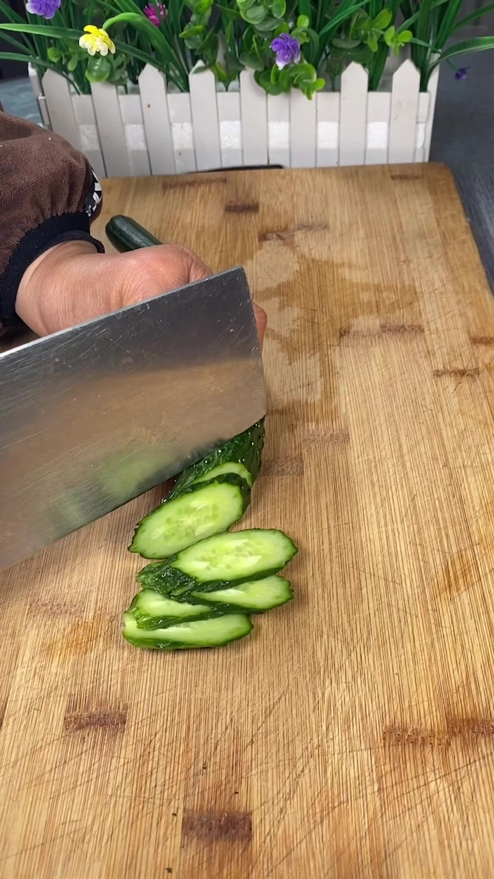 黄瓜炒火腿肠太下饭了。#美食教程#家常菜#火腿肠