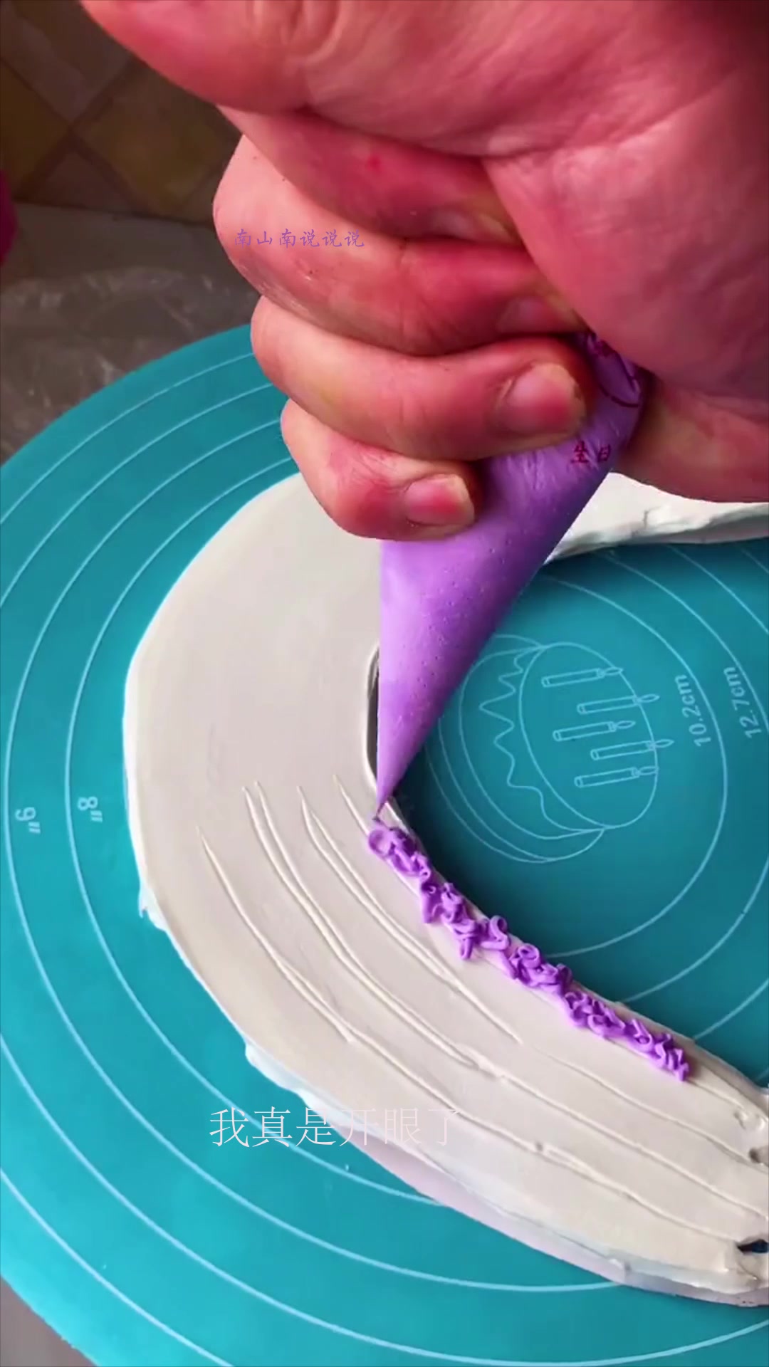 给儿子订的生日蛋糕,看到成品那刻,连我一个大男人都喜欢!