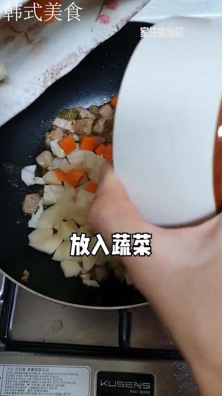 在韩国打工的日常,酱汤超浓的韩式杂酱面,黑乎乎绝对的韩剧同款