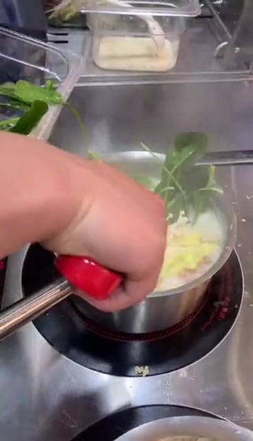 上海名勺麻辣烫,秘制汤料,番茄,老坛酸菜,香辣,各种口味。
