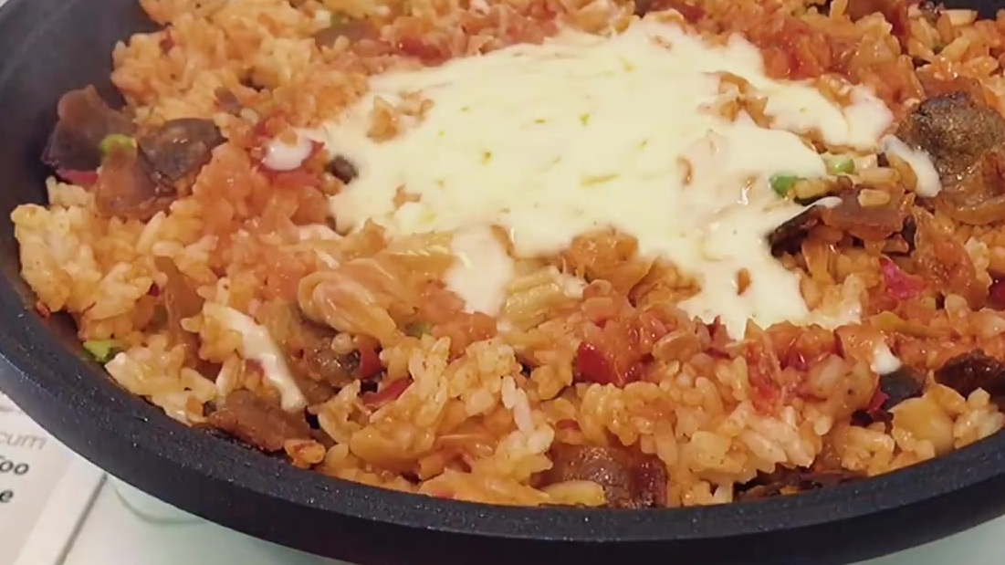 【泡菜芝士饭】家里的剩米饭就可以做!芝士和泡菜的结合好吃到流泪。