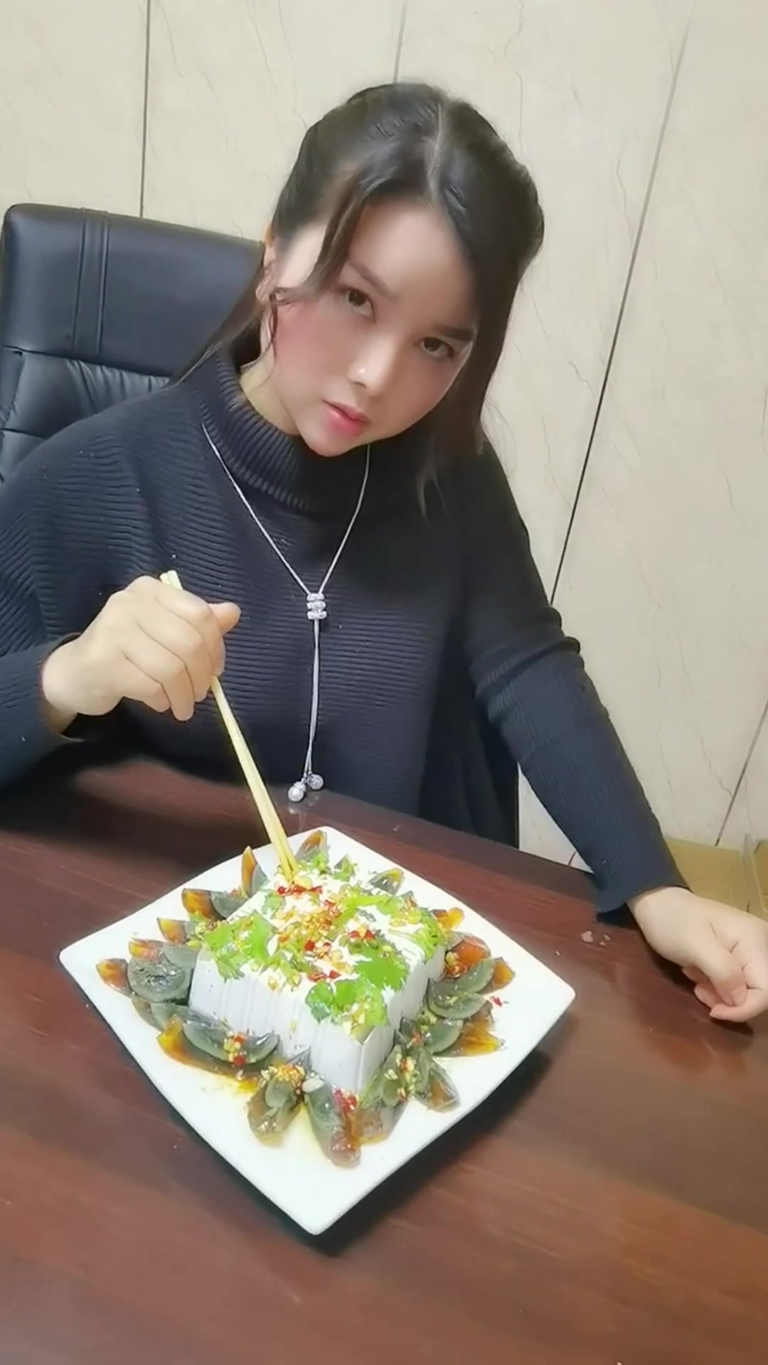 客人退菜皮蛋豆腐,看到最后才知道原因,网友:这是真正的硬菜!
