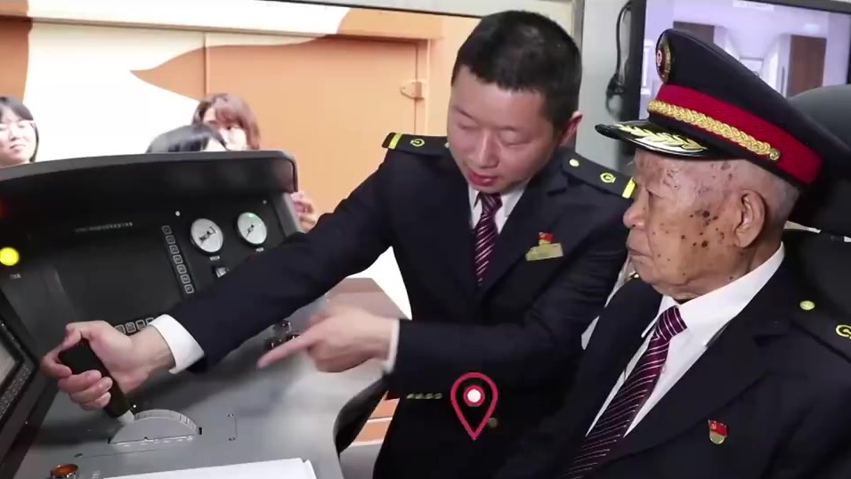 【百岁退休火车司机模拟驾驶复兴号[围观]】百岁中共党员任忠德是一名退休火车司机,当年曾驾驶