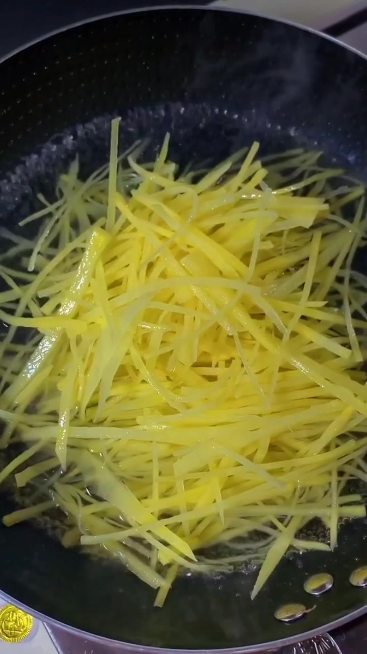 用咱们传统的手法做生鱼片更好吃