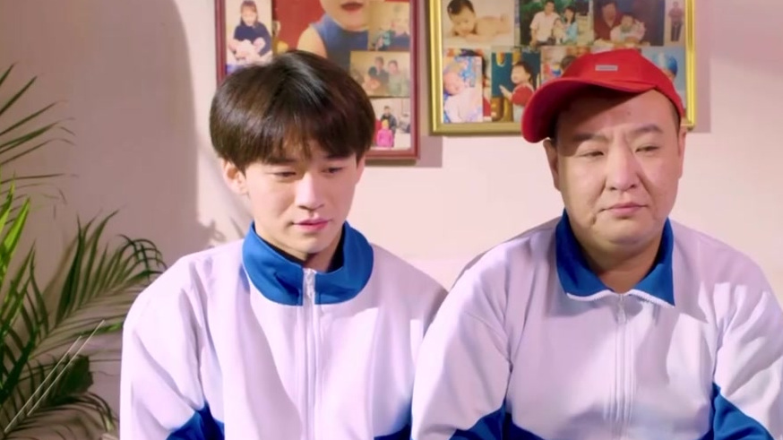 小强带着小伙伴们回到童年时光,三个小伙伴放学回家一起写作业。小强妈妈看到孩子们懂事的场景,