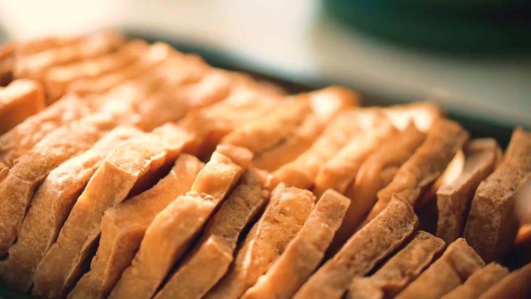 不可错过的山东美食 酥锅是传统鲁菜中美食之一。所用食材主要有豆腐,藕、猪蹄等骨肉、五花肉、