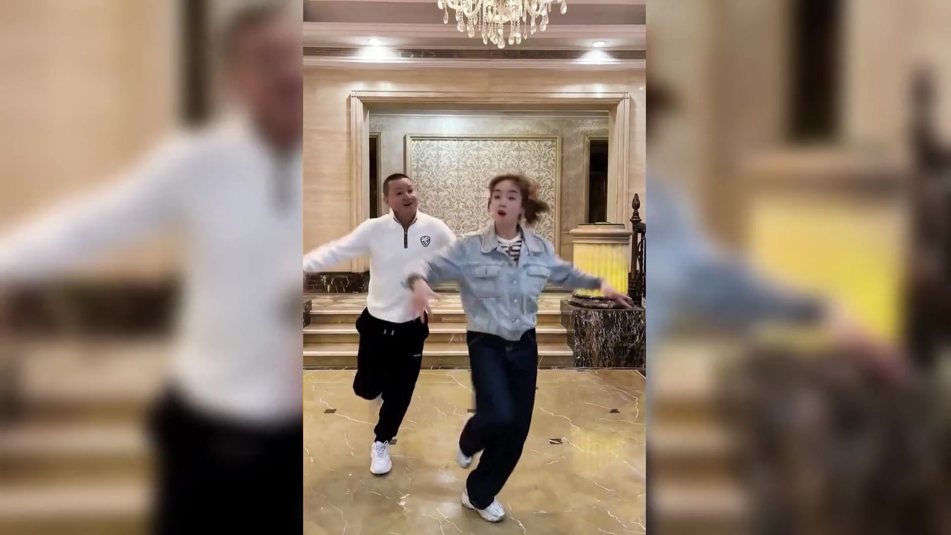 搞笑视频:小姑娘跳公鸡打鸣舞大有魔性,表情太到位超搞笑~