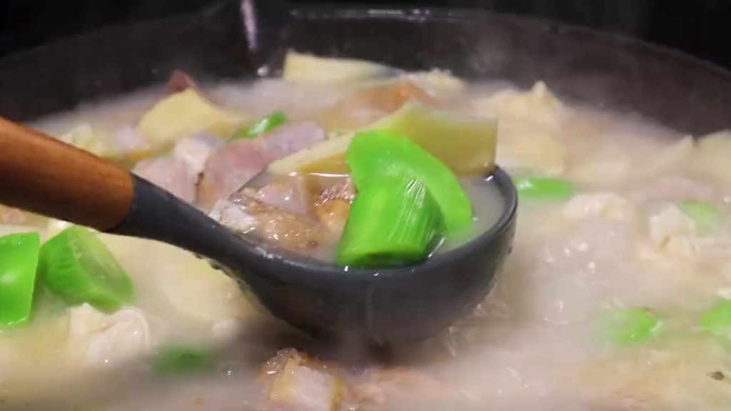 上海特色菜“腌笃鲜”正确做法,汤浓味鲜 上海特色菜“腌笃鲜”正确做法,汤浓味鲜,春天不可错