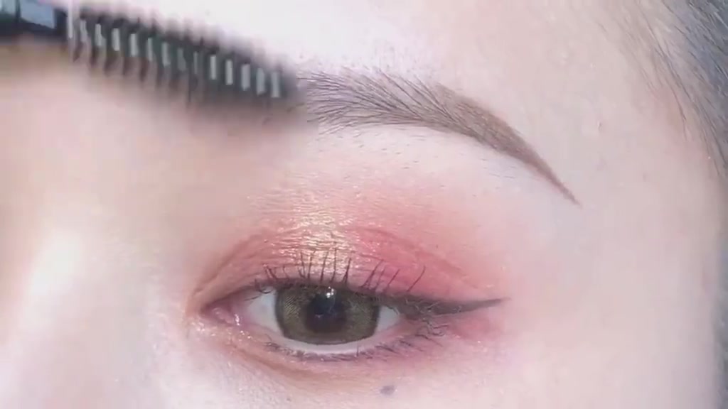 据相貌糖糖,超简单的画眉技巧,记住笔尖削成鸭嘴形,并且立起来画。还有下手轻点,不然痕迹很重