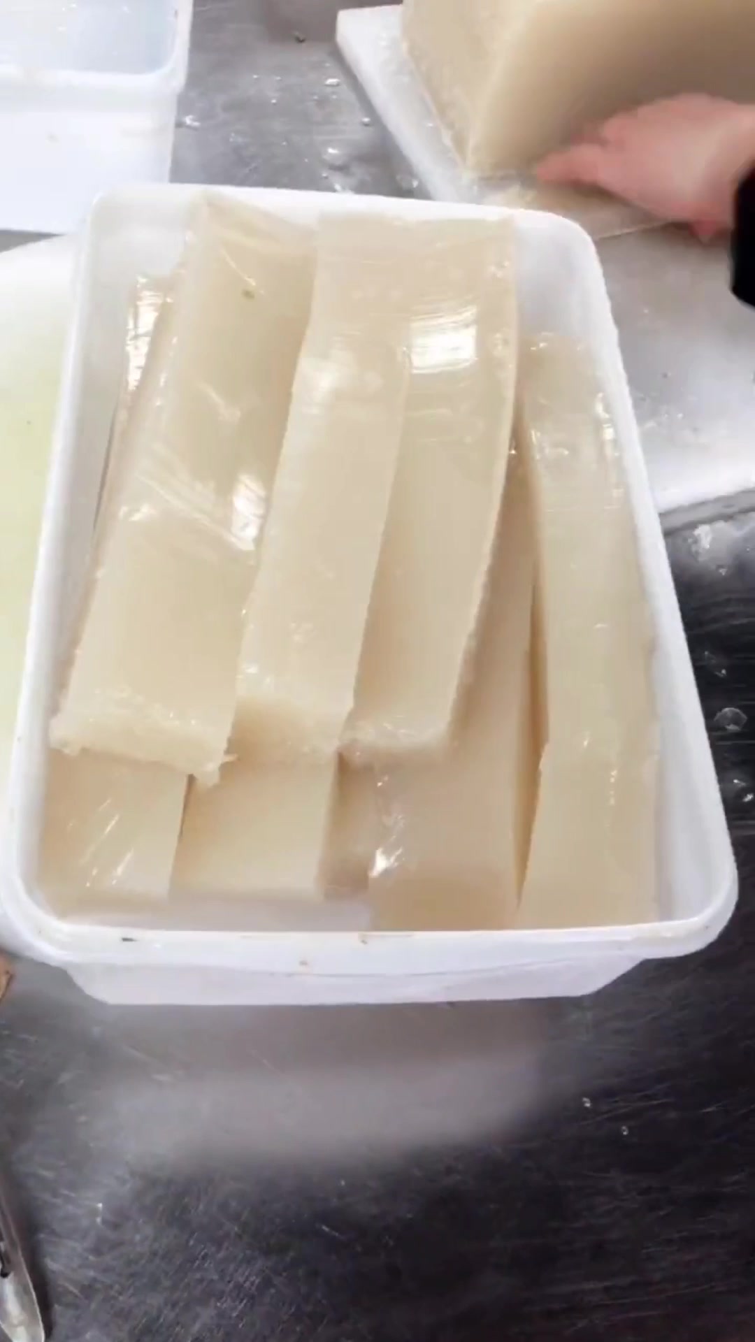 上海最正宗生煎包的做法,和面,擀皮,熬制皮冻,去油脂步步为营