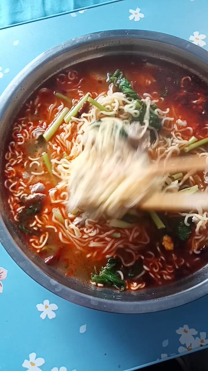 酸辣肉丝方便面倍儿爽