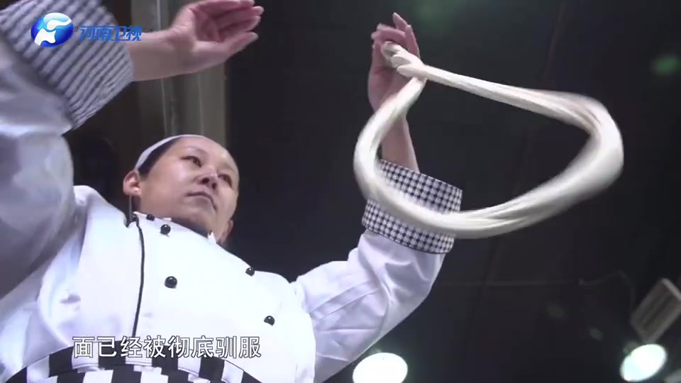 【#微博厨房大赛# 大卫也来参赛～丨鲤鱼焙面】鲤鱼焙面,是“糖醋软溜鱼焙面”的简称,顾名思