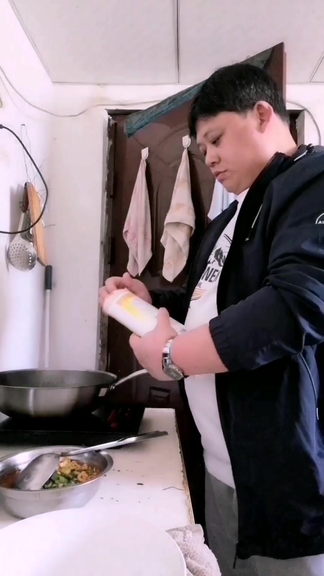 今天给大家做一道四川的(煎蛋面)希望大家喜欢!