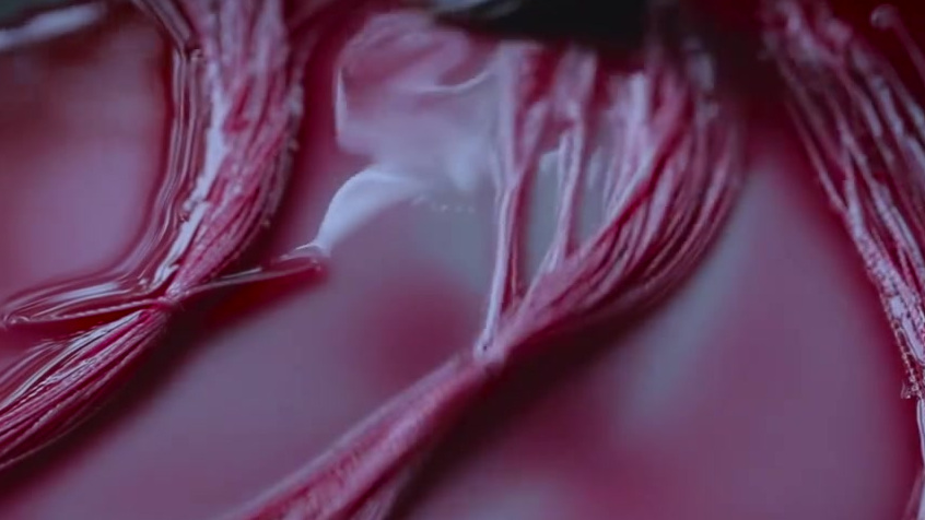 【治愈!#李子柒新视频满屏春的气息#】据人民日报,春色正好,桃花漫山,自制桃花米酒、桃花饼