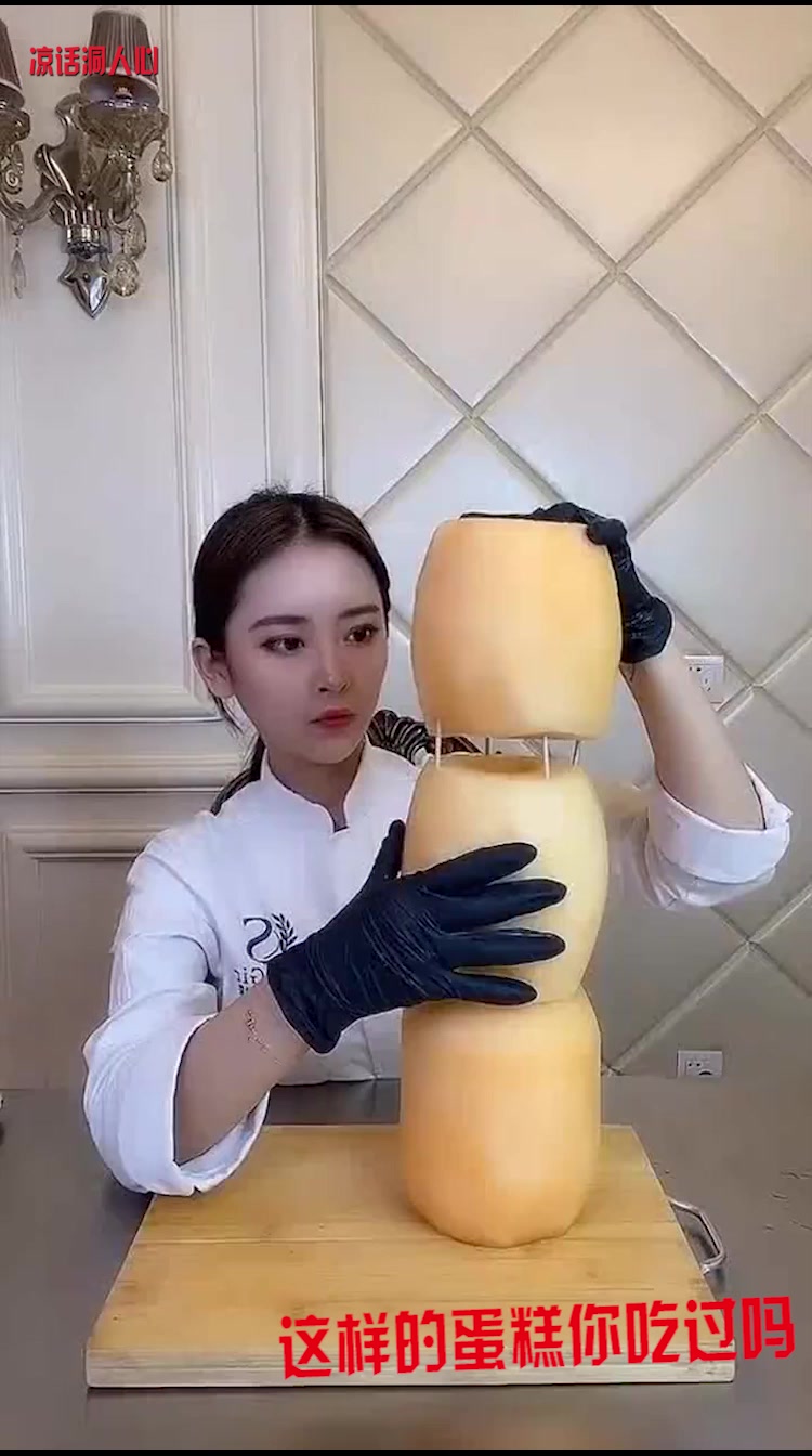小姐姐制作蛋糕,灌入大量巧克力,造型非常有创意!