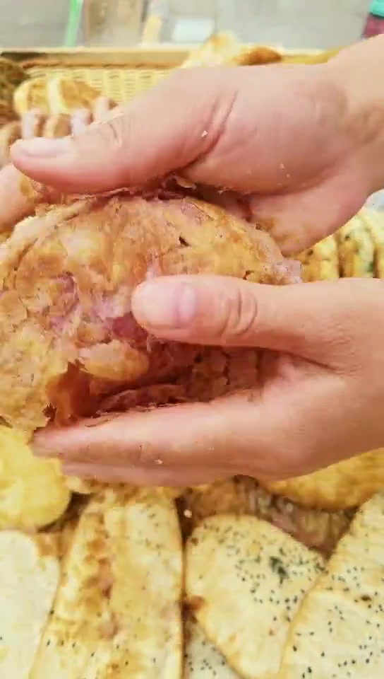 “紫薯油酥火烧”,吃一口特别“酥脆”