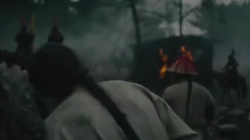 李现录制《极限挑战》路透照曝光,民国风长褂造型帅气复古,一下子就想到李现杀青不久的良乡了,