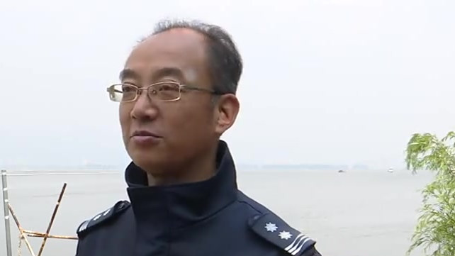 【密密麻麻! 剑鱼大量涌现盘龙江入湖口】近期成群结队的剑鱼出现在昆明盘龙江入湖口,对此现象