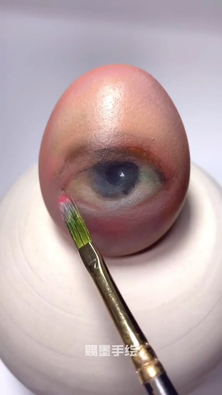 美术生把鸡蛋当画板,普通蛋壳秒变独一无二艺术品