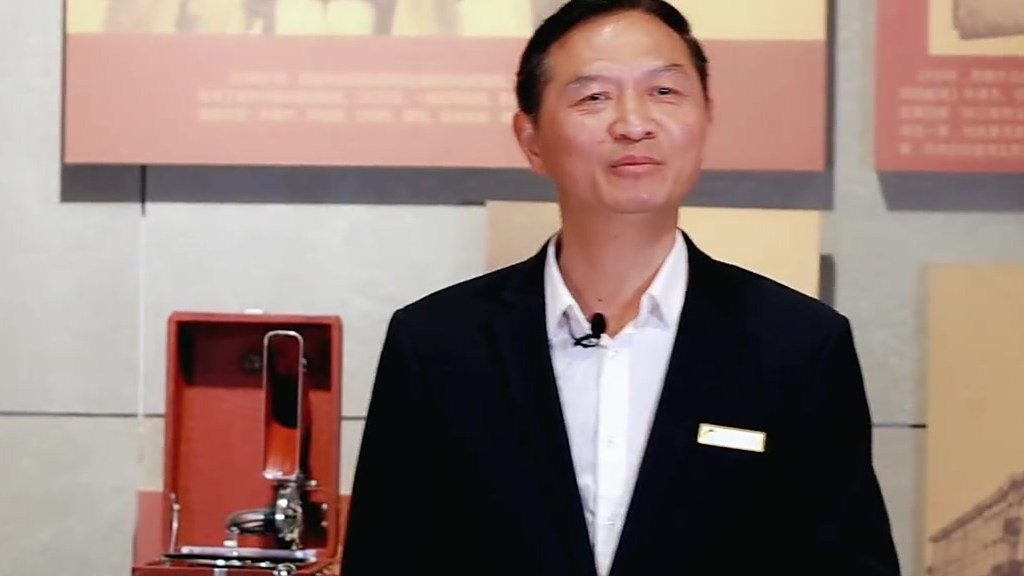 候选作品展播:任弼时纪念馆馆长符国凡讲述这台苏制便携式留声机背后的故事。湖南省岳阳市任弼时