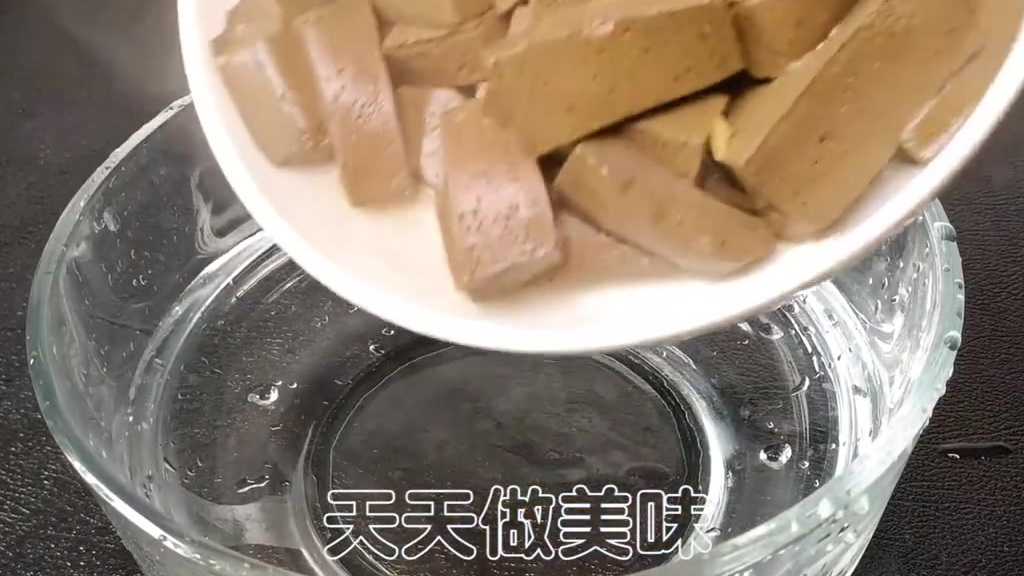 炒猪血时,很多人一开始就做错了,教你正确做法,鲜香滑嫩无腥味 