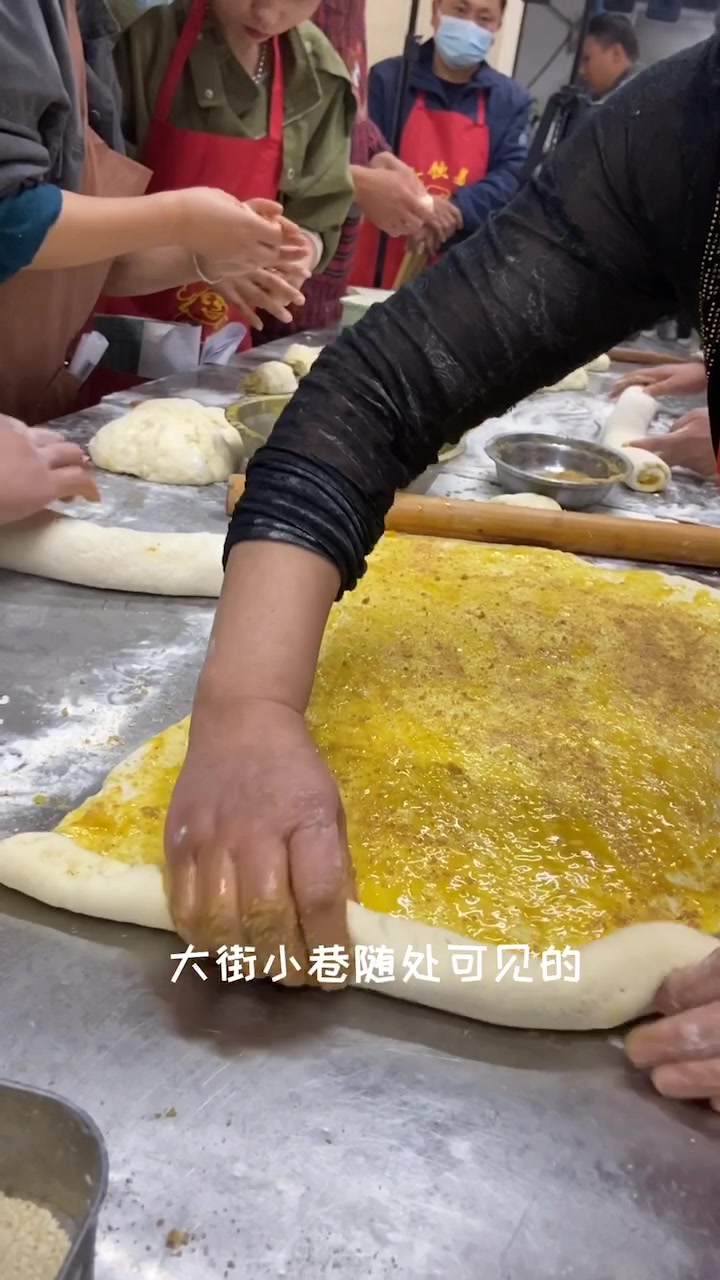 大街小巷随处可见的油酥烧饼怎么做呢?配方分享给大家动手试试吧