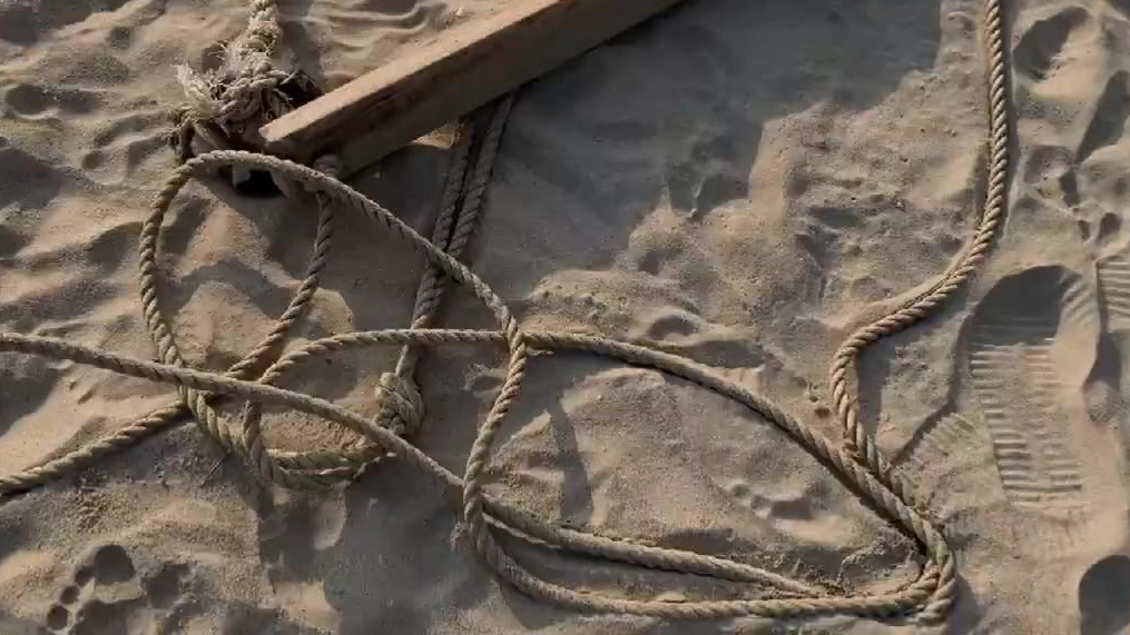 【三亚湾少数民族拉网捕鱼 你见过吗?】在海南三亚湾有这么一群人,他们下午夕阳前装网上船,推