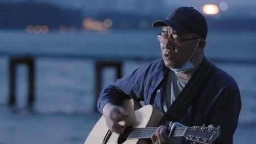 “武汉人叫外婆‘家家’,是家庭的家,我认为比‘外婆’这个词更有温馨的感觉”女孩阿念如是说。