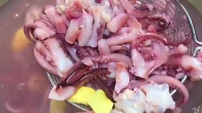 #美食推荐#【香辣鱿鱼】Q弹鲜嫩的八爪鱼这样做真的太好吃了~  