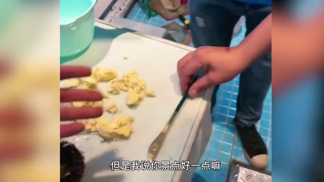 【男子称三亚吃海胆蒸蛋没海胆遭威胁:不要闹事,不然走不掉】4月9日,海南三亚。李先生反映,