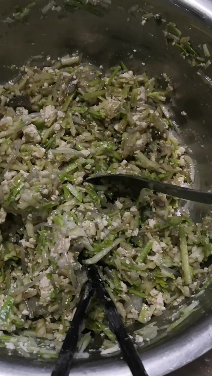 菠菜泥鸡蛋和面 ,西胡粉条虾仁海参肉白菜饺子
