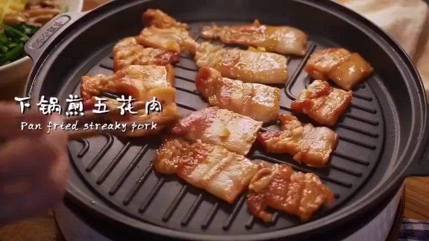睡前放毒时间,在家就能做的烤肉拌饭,周日吃起来~ (via.美食天天见 )