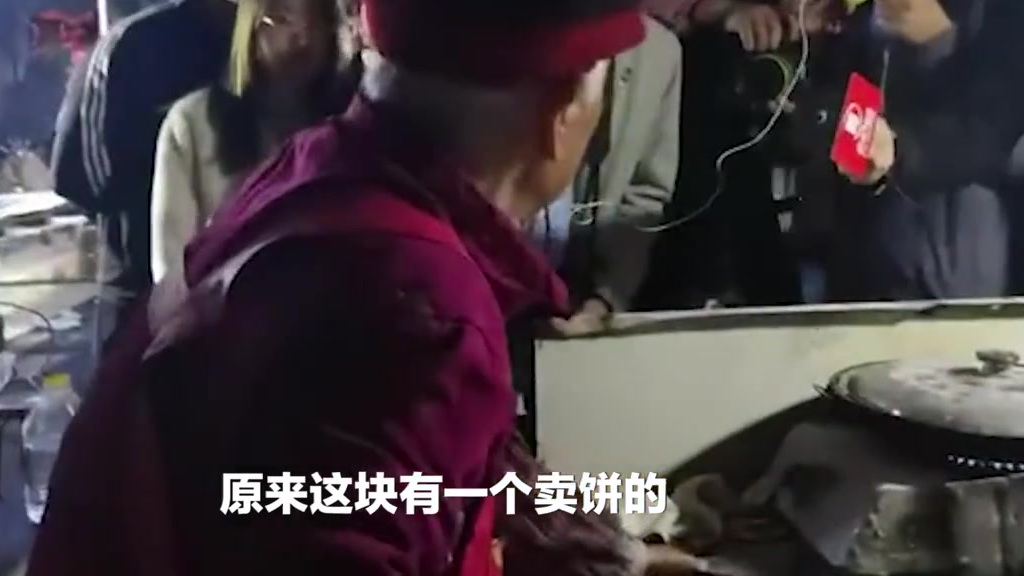 【十几位主播围住96岁摆摊奶奶蹭流量】近日,河南郑州,96岁老奶奶摆摊30年意外走红后,各