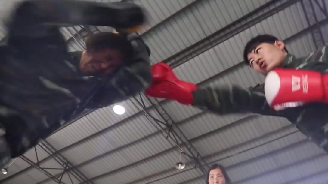 【霸气!武警特战女兵日常训练秀肌肉[加油]】你印象中的女兵是什么样子?走,这就带你去瞧一瞧