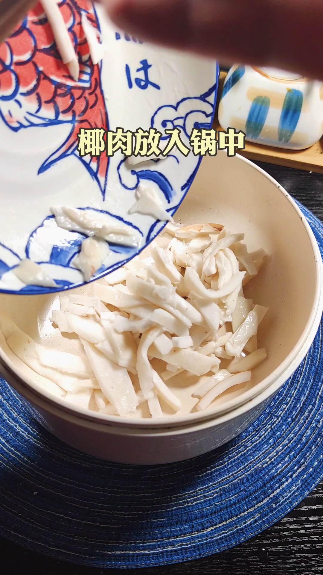 这才是椰子鸡汤的正确做法,鸡肉嫩滑,椰肉香脆,一大锅都不够喝