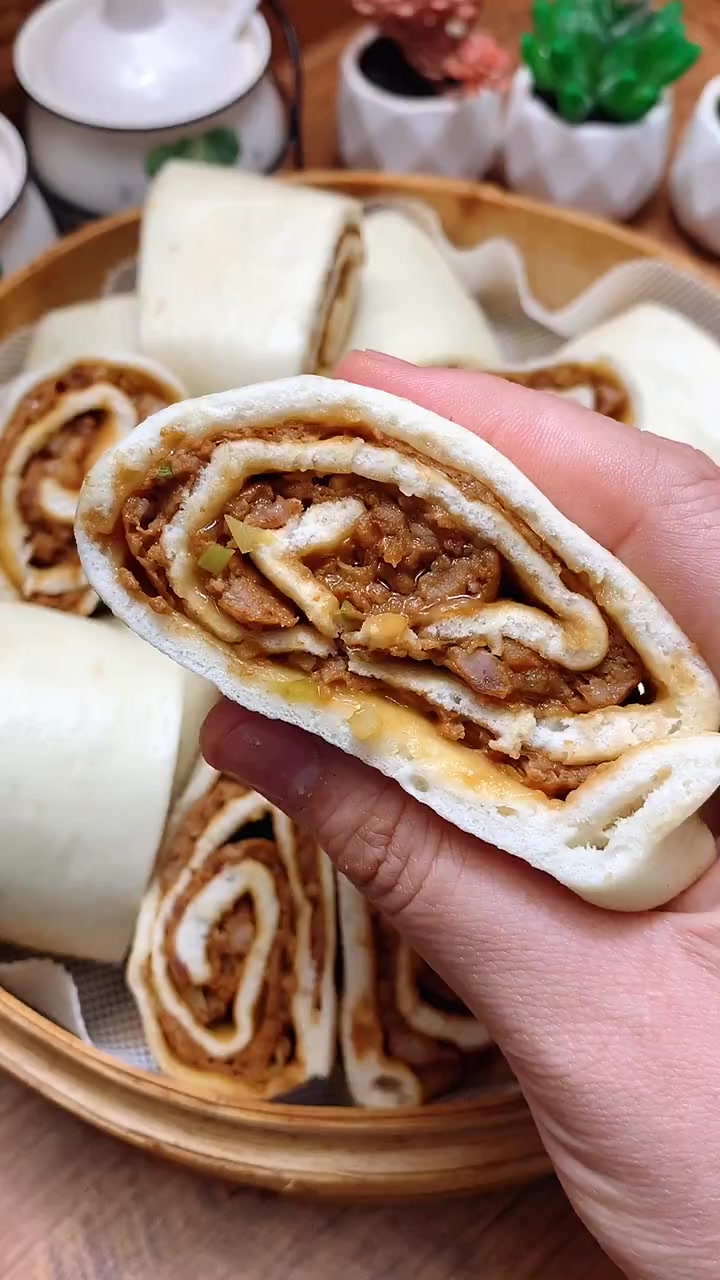 肉龙,也叫懒龙,比包子简单的带馅面食