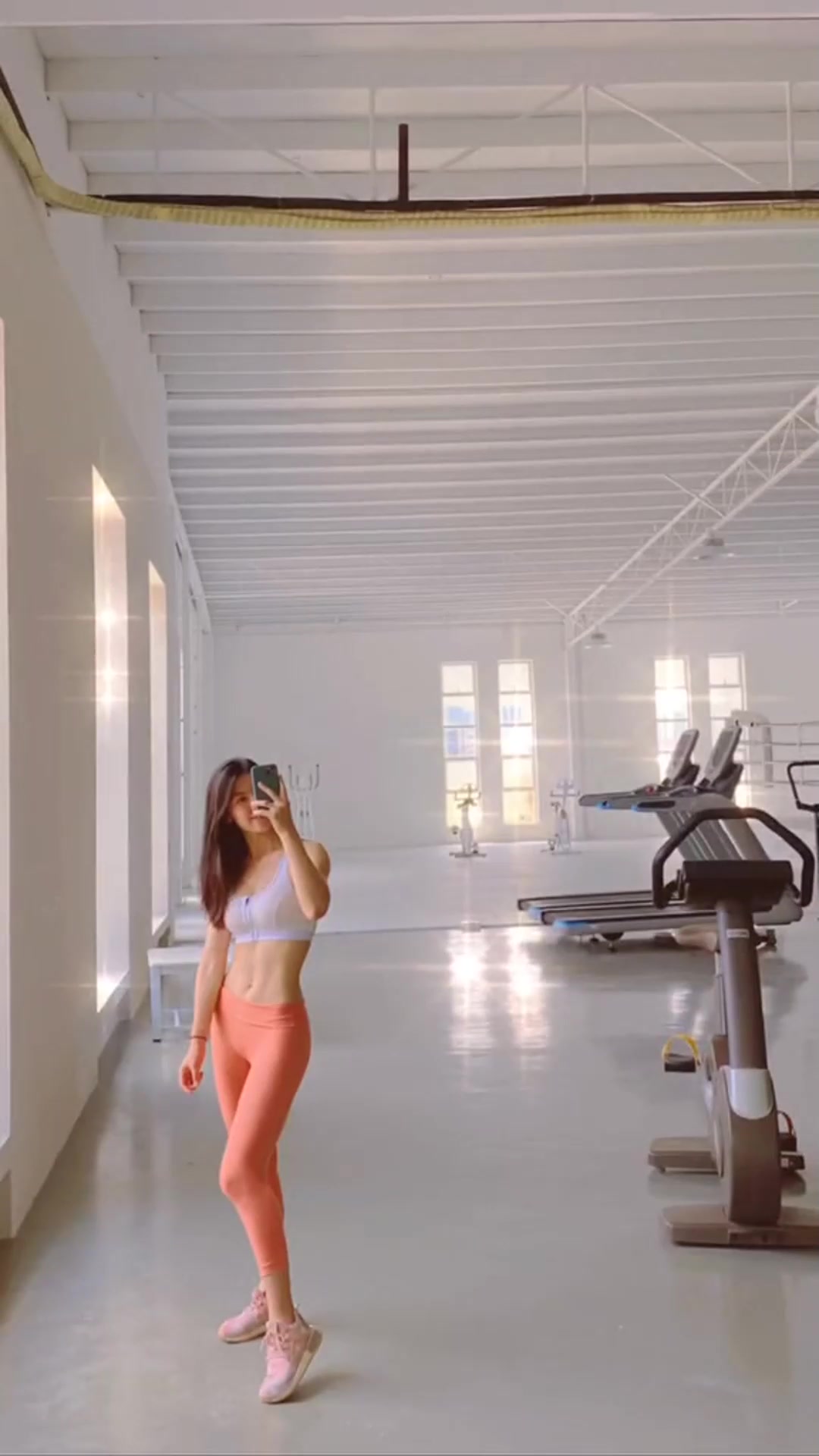 健身房女神在线教你如何自拍,大秀人鱼线好身材,这一波被圈粉了
