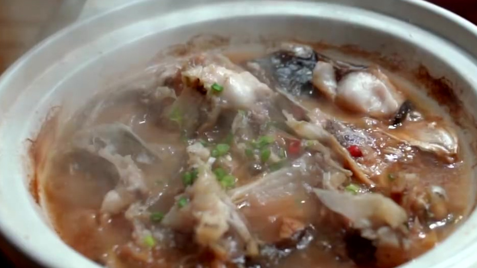 #馋嘴美食安利# 九江的美食太棒了!萝卜饼,石鸡,红烧肉,红烧猪蹄…………这里的葵花鸡也是