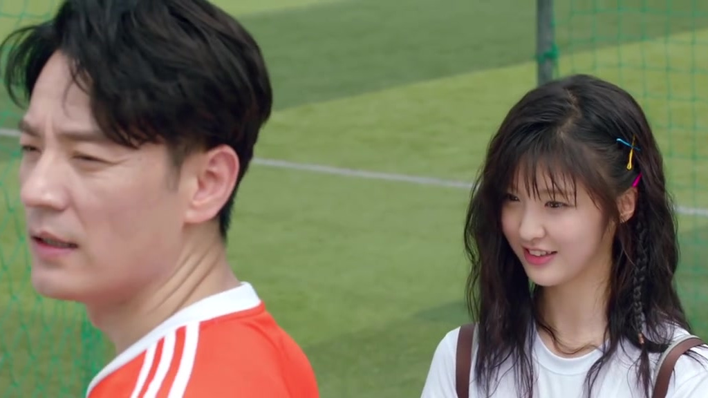 湖南卫视金鹰独播剧场#陪你一起长大# 紫宁林昕宜- 去球场给奚彬@李光洁 送他预订的蛋糕,