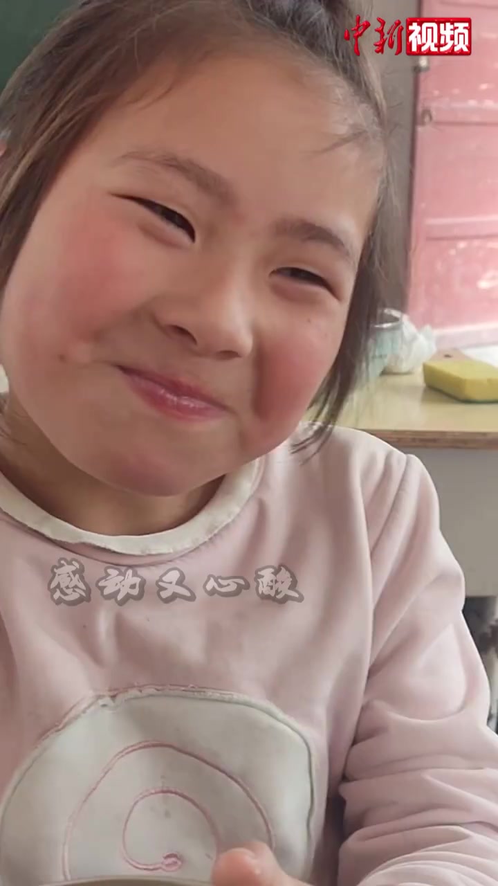 懂事得让人心疼!女孩打包学校鸡腿带给妈妈吃