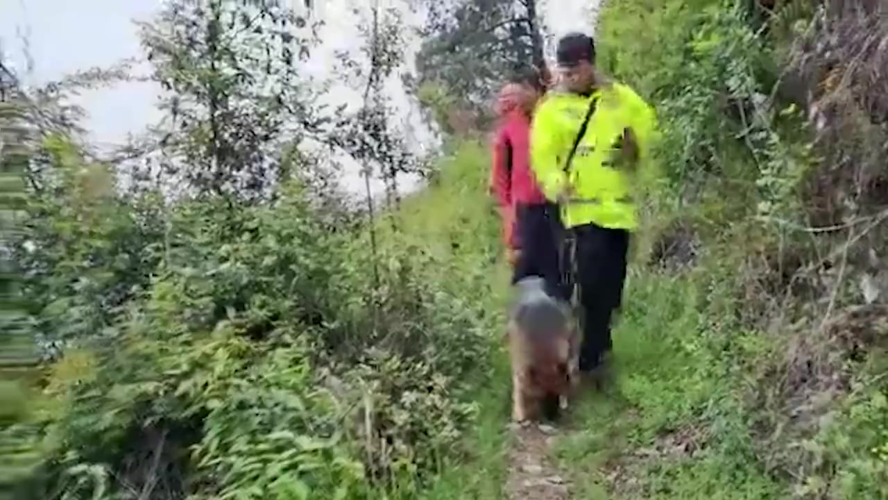 【目击者称湖北失联男童被人领走 当地警方还在搜寻中[惊哭]】4月14日,湖北襄阳。4岁男童
