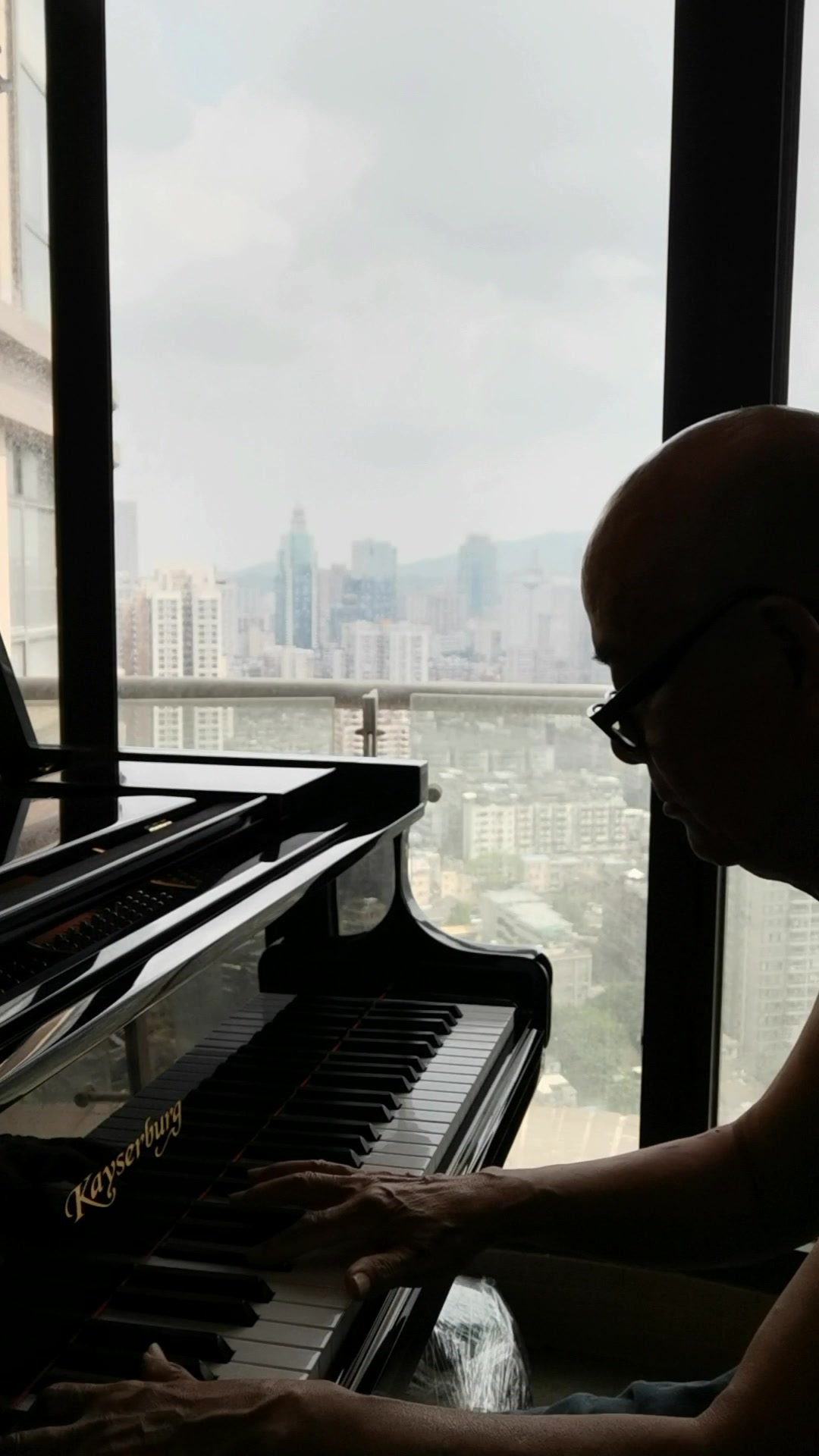 圣桑的《天鹅》非常奇妙的天籁。大提琴演奏最理想,钢琴伴奏。