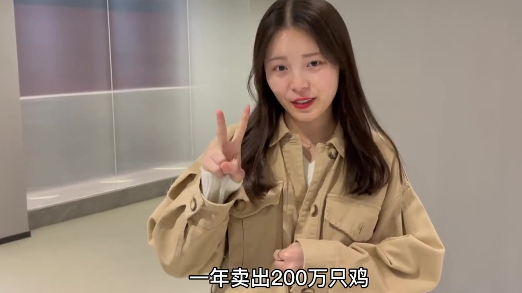 【#南京教授做副业年产值过亿# 6年卖600万只烧鸡】在南京农业大学西门,一家小店明黄色的