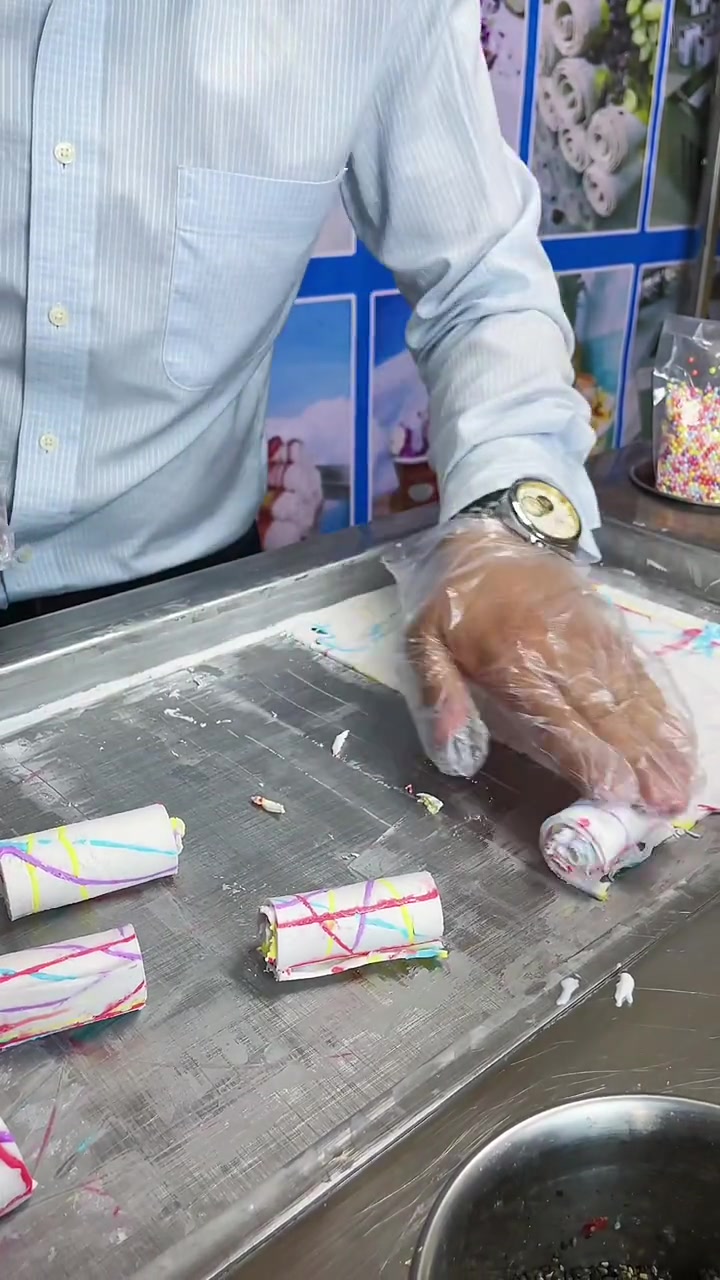 楼下1元一份的炒酸奶,眼前这一幕,老板要的价钱太良心