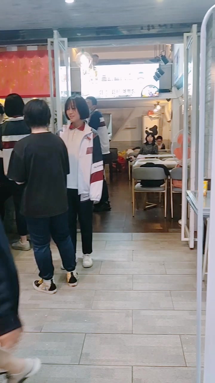 一碗多样满满的四果+一层细细的绵绵冰+农家蜂蜜,嘎嘣嘎嘣的爽哈