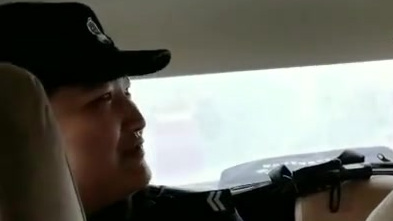 网警发布 【天上掉个鹅妹妹】4月12日,我辖区淠东派出所民警接群众报警称发现一只受伤的大白
