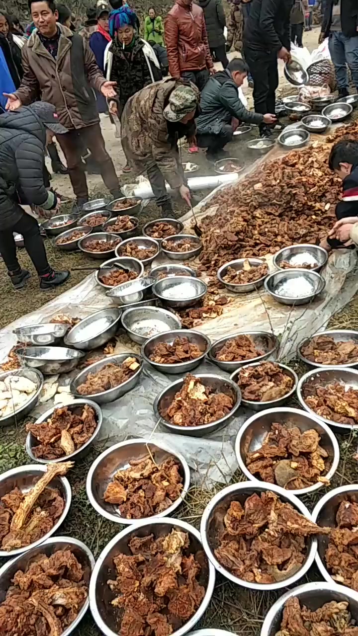 这就是大凉山彝族人,我们招待客只有彝族坨坨肉,坐在地上就能吃