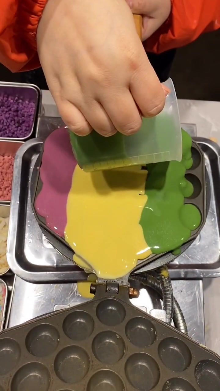 高颜值的滋蛋仔冰激凌,凉凉的很好吃,满满的奶油料非常十足