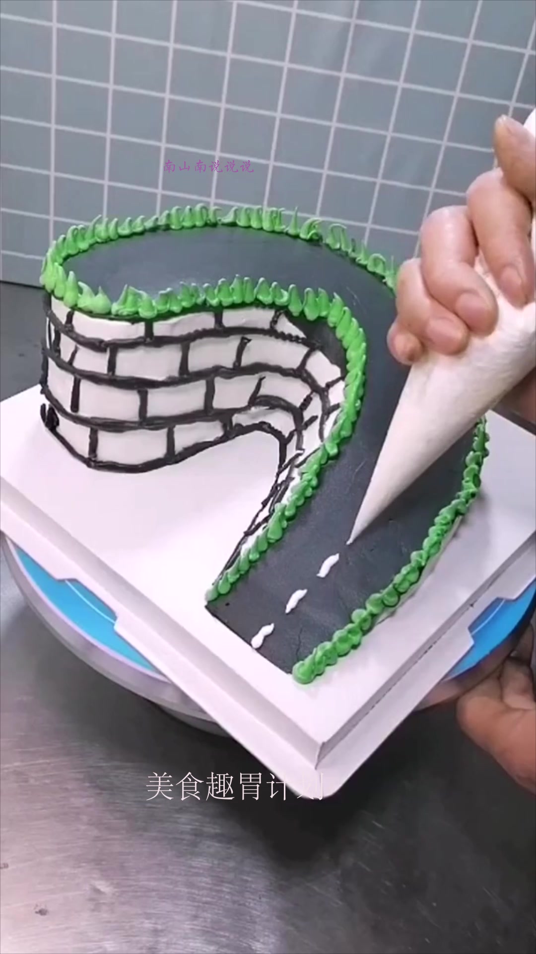 一开始差点把我这个强迫症逼疯,蛋糕师抹平蛋糕后,我彻底服了!